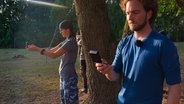 Reporter Tobias Lickes (rechts im Bild) lernt am ersten Tag gemeinsam mit den anderen Seminarteilnehmern, wie man sich mithilfe eines Kompasses zurechtfindet. © NDR 
