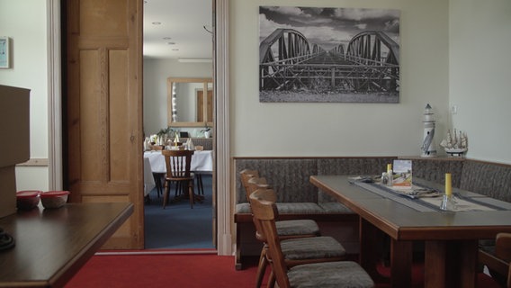 Blick in den leeren Saal eines Landgasthofs. © NDR/7 Tage 