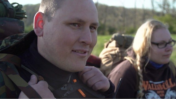 Ein Mann mit Rucksack im Freien. © NDR/7 Tage 