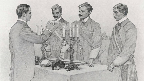 Zeichnung von vier Männern, die um einen Tisch herum stehen.  