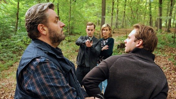 Olli (Christoph Hagen Dittmann, l.), Wolter (Jan Niklas Berg, 2.v.l.) und Klara (Wolke Hegenbarth, 2.v.r.) entdecken den Vogelfänger Hansi Gerber (Robert Zimmermann, r.) und nehmen ihn fest © NDR/ARD/Hardy Spitz 