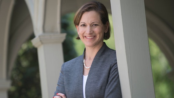 Ein Porträtbild von der Historikerin und Buchautorin Anne Applebaum. © c/o Mohrbooks Literary Agency AG Foto: James Kegley