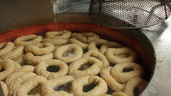 Bagels werde in einem Kessel gekocht © NDR 