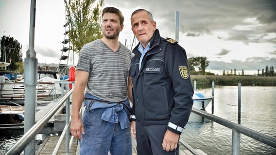 Tödlicher Hass auf den Nachbarn: Paul Schott (Tim Wilde, r.) verhört Sepp Romberg (Hans-Caspar Gattiker, l.), auch er hat ein Mordmotiv. Tödlicher Hass auf den Nachbarn: Paul Schott (Tim Wilde, r.) verhört Sepp Romberg (Hans-Caspar Gattiker, l.), auch er hat ein Mordmotiv. © © ARD/SWR/Patrick Pfeiffer - honorarfrei