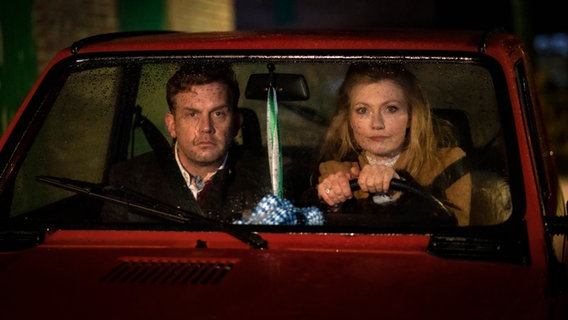 Ein Mann und eine Frau sitzen in einem Auto. © NDR/Georges Pauly Foto: Georges Pauly