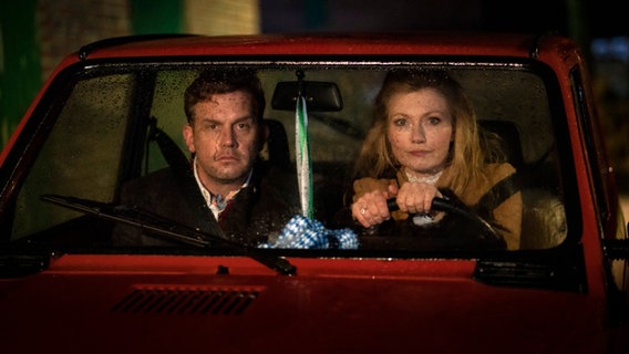 Ein Mann und eine Frau sitzen in einem Auto. Ein Mann und eine Frau sitzen in einem Auto. © NDR/Georges Pauly Foto: Georges Pauly
