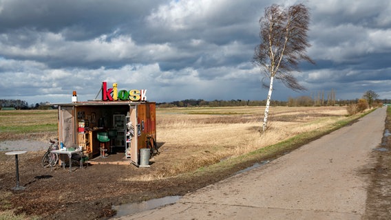 Ein Kiosk-Container steht mitten im Nirgendwo. © NDR/Georges Pauly Foto: Georges Pauly