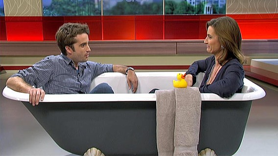 Oliver Wnuk und Inka Schneider beim Gespräch in der Badewanne. © NDR 