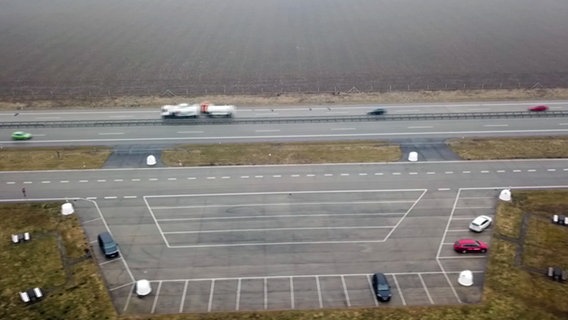 Wo die Grünstreifen auf der Autobahn A 27 nicht durchsetzt sind, befand sich ein Notlandeplatz. © NDR 