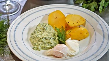 Neue Kartoffeln mit Kräuterquark und pochierten Eiern angerichtet. © Florian Kruck 