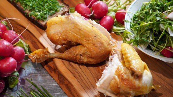 Rainer Sass bereitet ein Oktoberfest-Huhn mit Salat und Schnittlauchbrot zu. © NDR Foto: Florian Kruck
