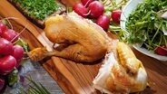 Rainer Sass makes Oktoberfest chicken with salad and onion bread.  © NDR Photo: Florian Crook