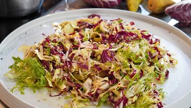 Wintersalat mit Kartoffeln und Birnen auf einem weißen Teller angerichtet. © NDR Foto: Florian Kruck