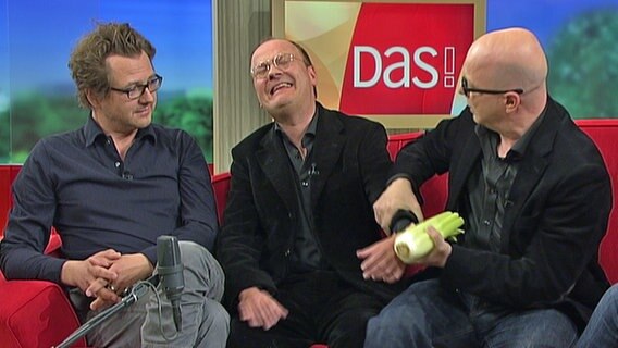 Oliver Rohrbeck, Jens Wawrczeck und Andreas Fröhlich auf dem Roten Sofa. © NDR 