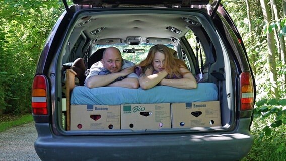 Patrizia Schlosser und Fredy Gareis liegen im Kofferraum eines Kombis © Fredy Gareis, Patrizia Schlosser 