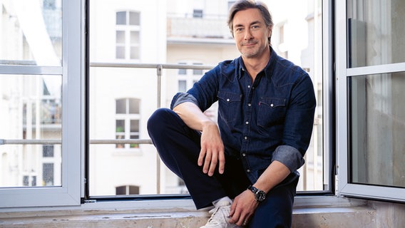 Marco Schreyl sitzt an einem offenen Fenster. © Ben Knabe 