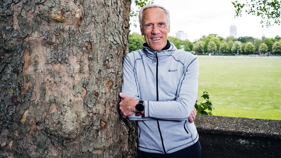Ingo Froböse lehnt an einem Baum und lächelt. © Sebastian Bahr 