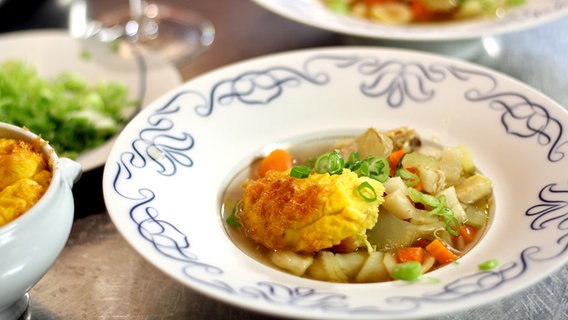 Chicken soup with egg custard © NDR 