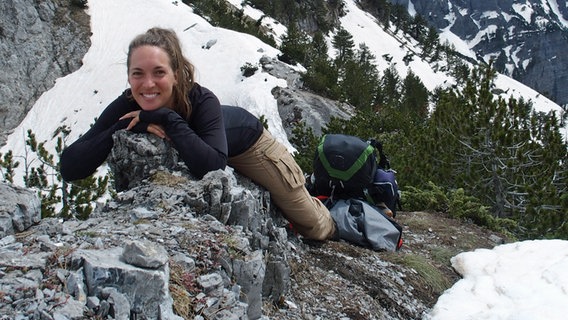 Johanna Geils liegt auf einem Felsen im Gebirge © Knesbeck Verlag 