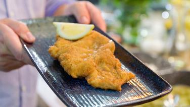 Ein paniertes Schnitzel. © NDR 