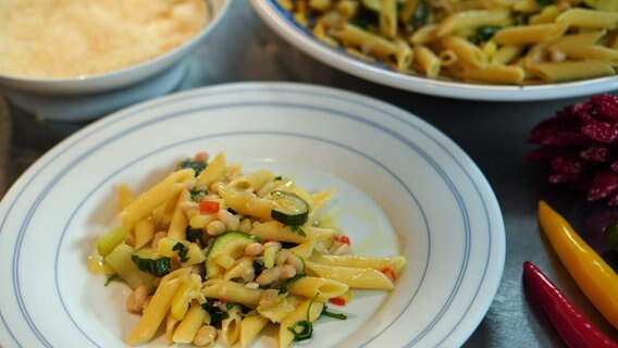 Leichte Küche mit Rainer Sass - Penne mit Zucchini | NDR.de - Fernsehen ...