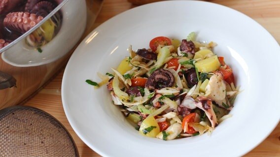 Mediterraner Oktopus-Salat mit Kartoffeln auf einem Teller © NDR Foto: Florian Kruck