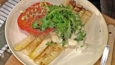 Gegrillter Spargel mit Tomaten, Salat und Fisch auf einem Teller angerichtet. © NDR 