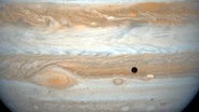 Der Jupitermond Io ist als schwarzer Punkt vor dem Riesenplanet zu erkennen. © NASA/JPL/University of Arizona 