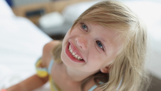 Ein Mädchen mit einem breiten Lächeln im Gesicht © Claudia Rehm/Westend61 Foto: NDR/Foto-CD