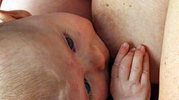Eine Mutter stillt ihr Baby. Eine Mutter stillt ihr Baby. © picture-alliance / dpa Foto: Gero Breloer