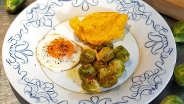 Rosenkohl aus dem Ofen ist mit Kartoffelstampf auf einem Teller angerichtet. © Florian Kruck 