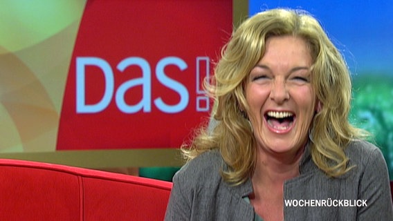 Moderatorin Bettina Tietjen hat während der DAS! Sendung einen Lachanfall. © NDR 
