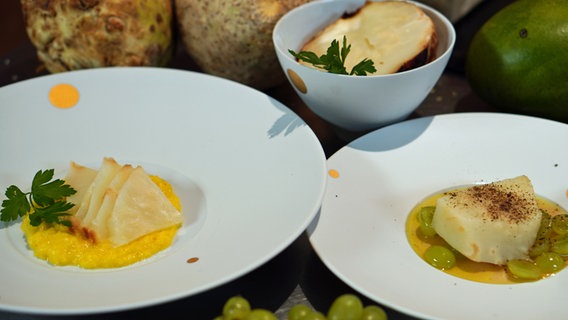 Ofen-Sellerie mit Mangosoße und Weintrauben-Vinaigrette. © NDR 