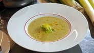 Sellerie-Lauchcreme-Suppe mit Pesto © NDR Foto: Florian Kruck