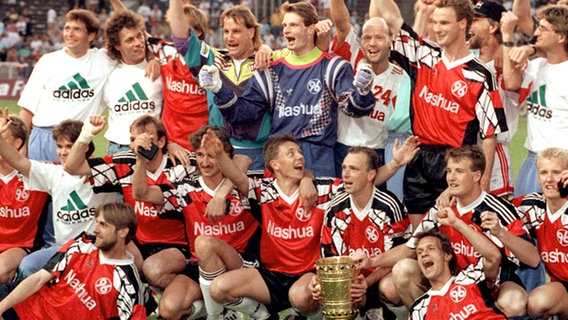 Die Mannschaft des Zweitligisten Hannvoer 96 nach dem DFB-Pokalsieg 1992. © dpa-Sportreport Foto: Andreas Altwein