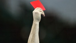 Schiedsrichter hält eine Rote Karte hoch. © dpa Foto: Ingo Wagner