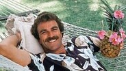 Thomas Magnum alias Tom Selleck in seinem typischen Hawaiihemd. © picture-alliance Foto: Goldschmidt