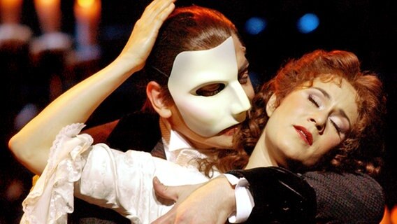 Die Schauspieler Ethan Freeman als "Phantom der Oper" und Anne Görner als "Christine Daae" im Musical "Das Phantom der Oper". © dpa-Report Foto: Horst Ossinger