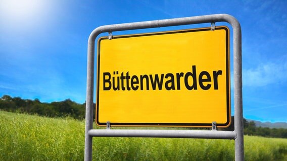 Ein Ortsschild vor blauem Himmel mit der Aufschrift Büttenwarder. (Montage) © N-Media-Images  fotolia.com Foto: N-Media-Images