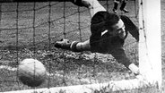 Ungarns Keeper Gyula Grosics ist geschlagen: Helmut Rahn hat das 3:2 im WM-Finale 1954 erzielt. © dpa 