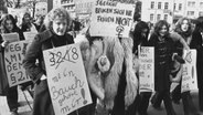 Frauen demonstrieren gegen den § 218 © dpa - Bildarchiv Foto: KNA