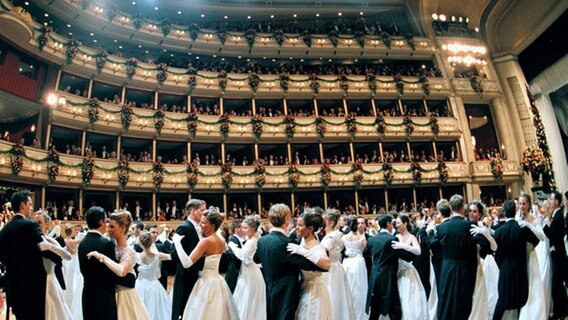 Der Eröffnungswalzer am Wiener Opernball. © dpa 