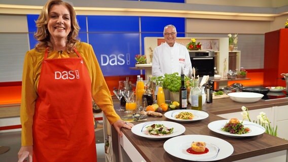 Bettina Tietjen und Rainer Sass stehen im DAS! Kochstudio, auf dem Küchentresen sind Gerichte für Ostern angerichtet. © NDR Foto: Florian Kruck