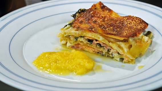 Lasagne mit Lachs und Spinat auf einem Teller angerichtet. © NDR Foto: Florian Kruck