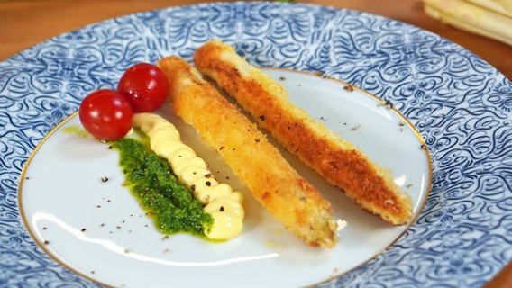 Panierter Spargel mit Petersilien-Pesto und Asia-Mayonnaise auf einem Teller serviert. © NDR Foto: Florian Kruck
