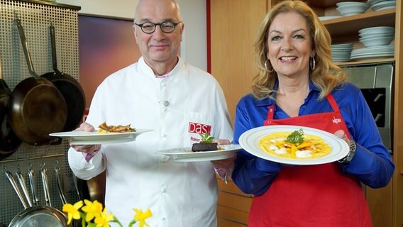 Rainer Sass und Bettina Tietjen kochen ein Schlemmermenü mit gefüllten Crêpes, Lachs-Lasagne und Brownies. © NDR 