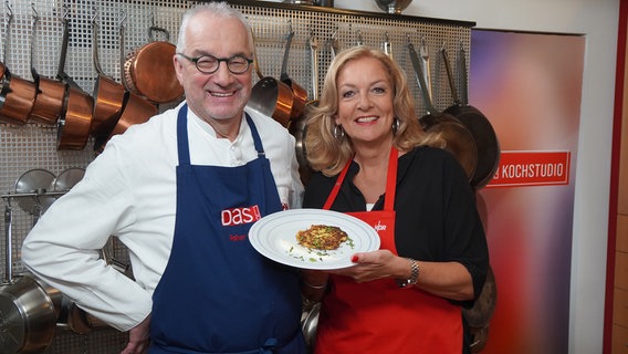 Rainer Sass und Bettina Tietjen. © NDR/Florian Kruck/dmfilm 