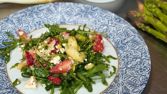 Spargelsalat mit Erdbeeren und Schafskäse © NDR Foto: Florian Kruck