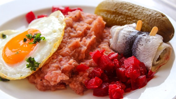 Labskaus mit Spiegelei, eingelegter Rote Bete, Gewürzgurke und Rollmops © NDR Foto: Florian Kruck