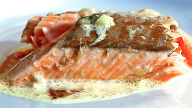 Lachs in Sahnesoße auf einem Teller. © NDR/dmfilm 